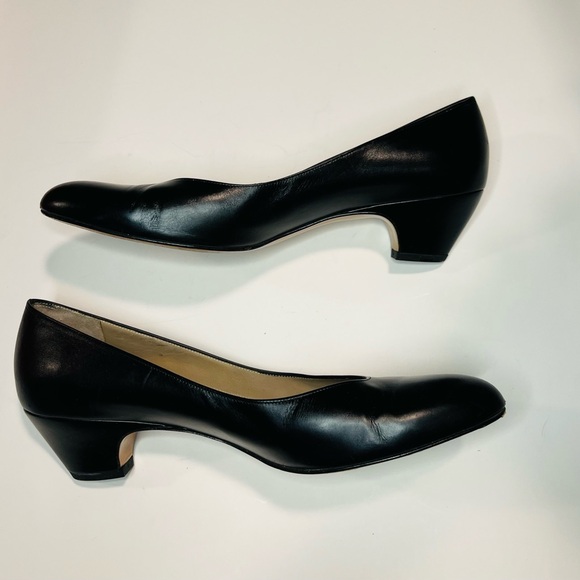 Salvatore Ferragamo Women’s Beautiful Classic 90’s Black Pump Heels Size 7AA - Picture 6 of 8